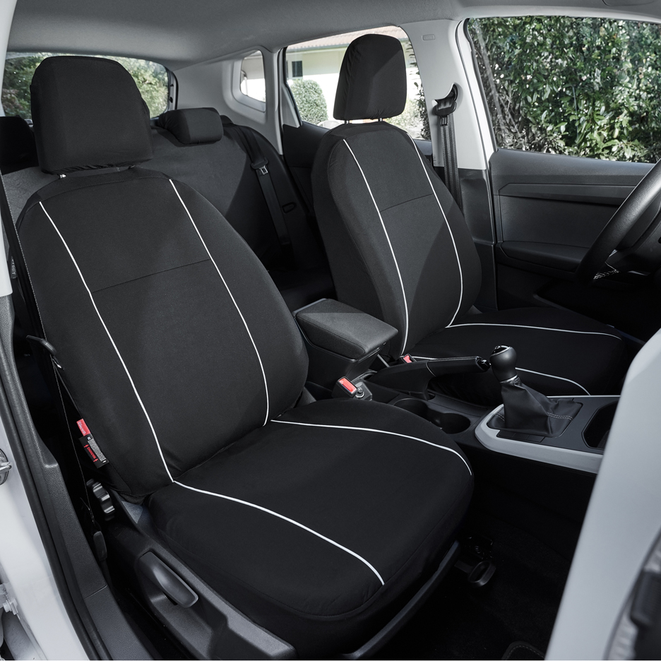 Schwarze Autositzbezüge mit weißen Details im Innenraum eines Autos.