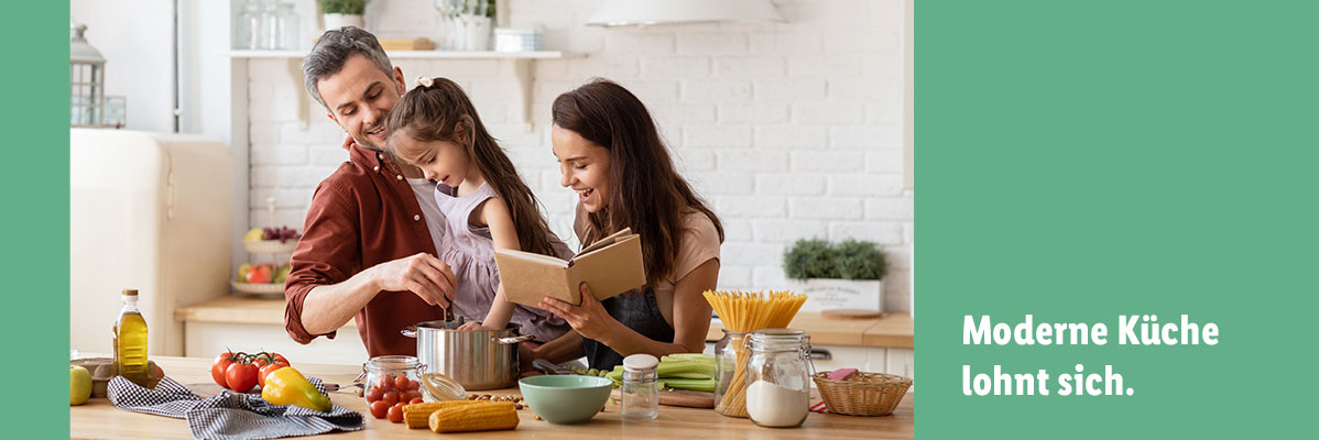 Familie kocht in moderner Küche.