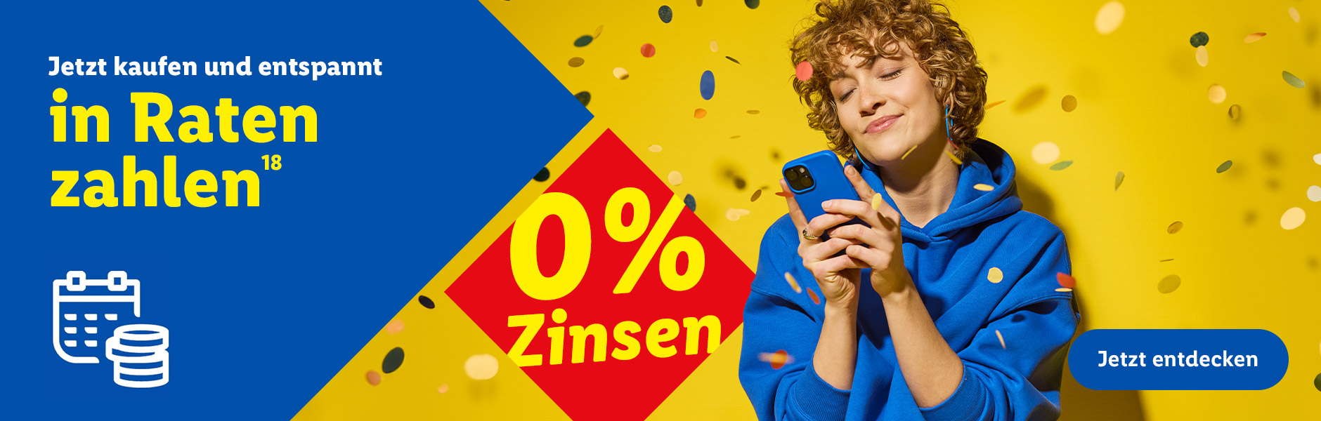 Junge Frau mit Smartphone, umgeben von Konfetti, mit 0% Zinsen und Kalender-Symbol.