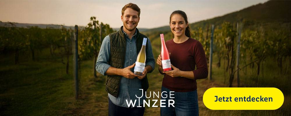 Zwei junge Winzer präsentieren Weiß- und Roséwein in einem Weinberg. Junge Winzer. Jetzt entdecken.