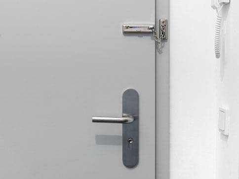 Türen sichern mit zusätzlichen Schutzelementen