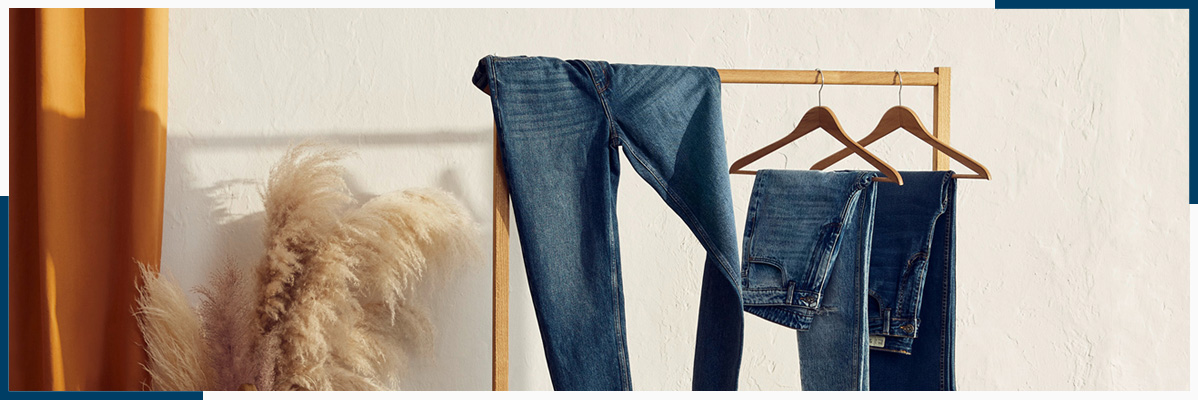 Jeans und Jeans auf einem Kleiderständer.