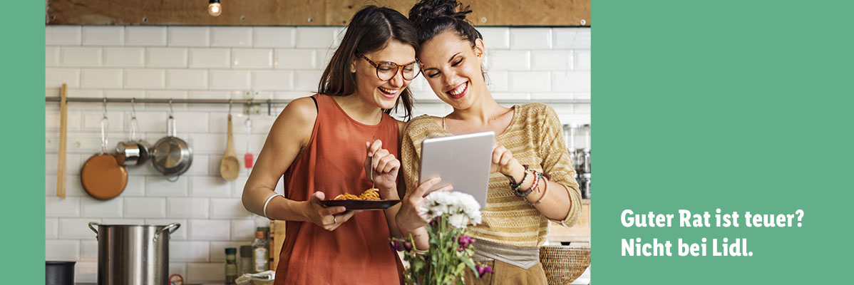 Lidl: Zwei Frauen in der Küche, eine isst Spaghetti, die andere benutzt ein Tablet.