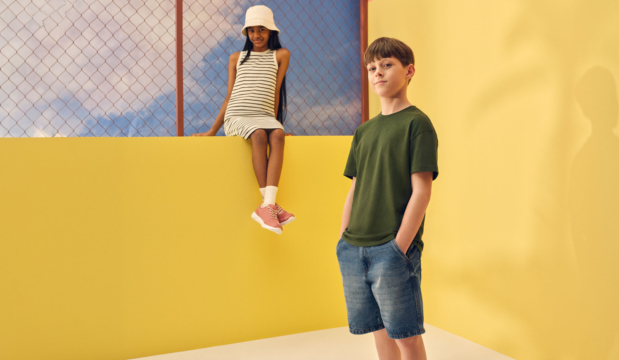 Mädchen im Ringelkleid und Junge in T-Shirt und Jeansshorts.