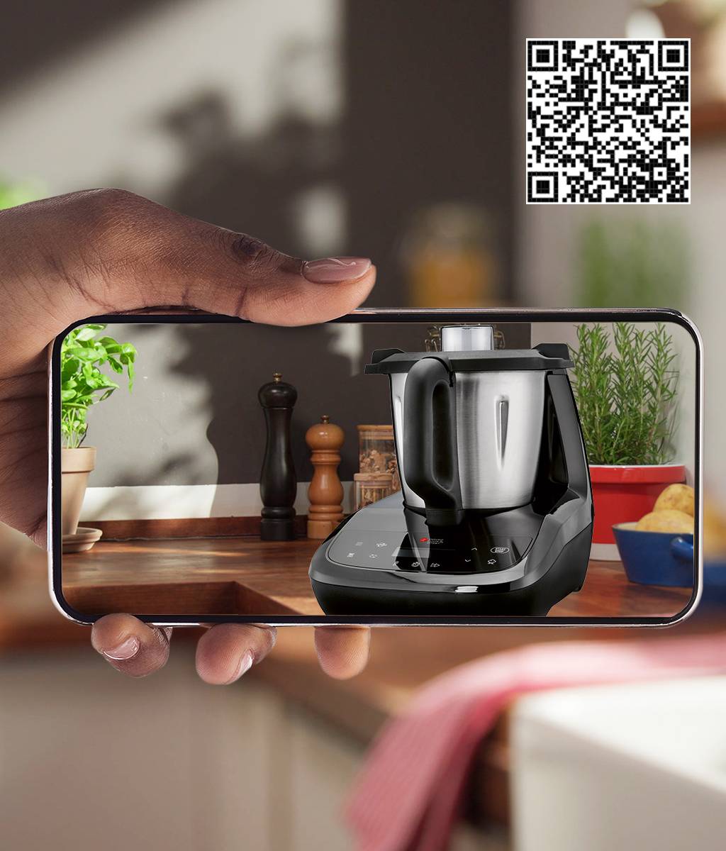 Hand hält Smartphone mit Küchenmaschine auf dem Display, QR-Code oben rechts.