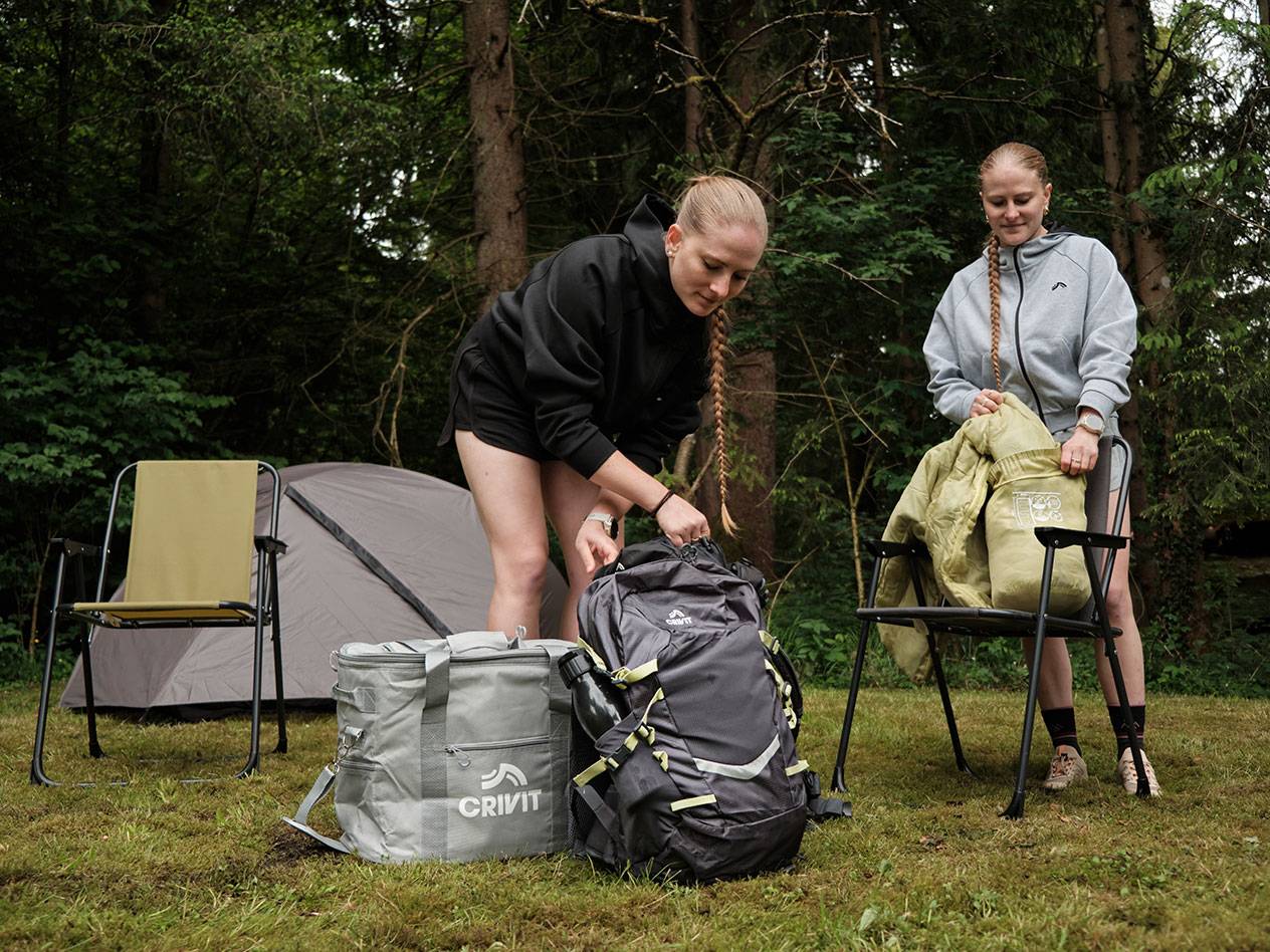 Campingausrüstung: Crivit Rucksack, Stühle und Zelt.